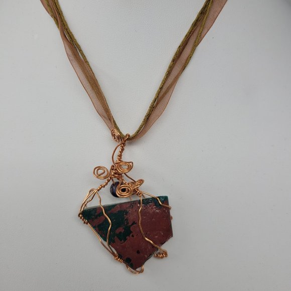 Mixed Media Necklace /Goldtone Curly Q Wiring Around Trianble Glass Piece 18" - Picture 4 of 8